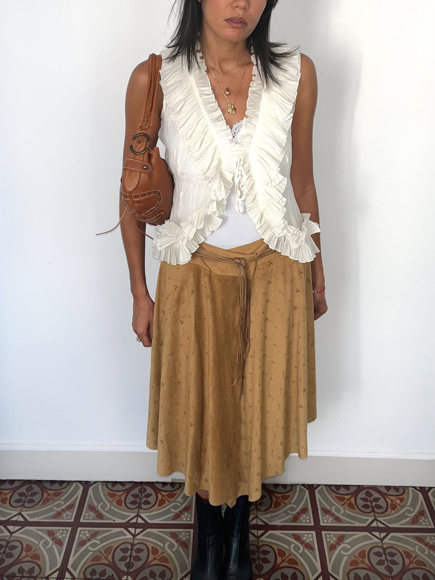 Jupe vintage asymétrique camel en matière peau de pêche – Taille 40