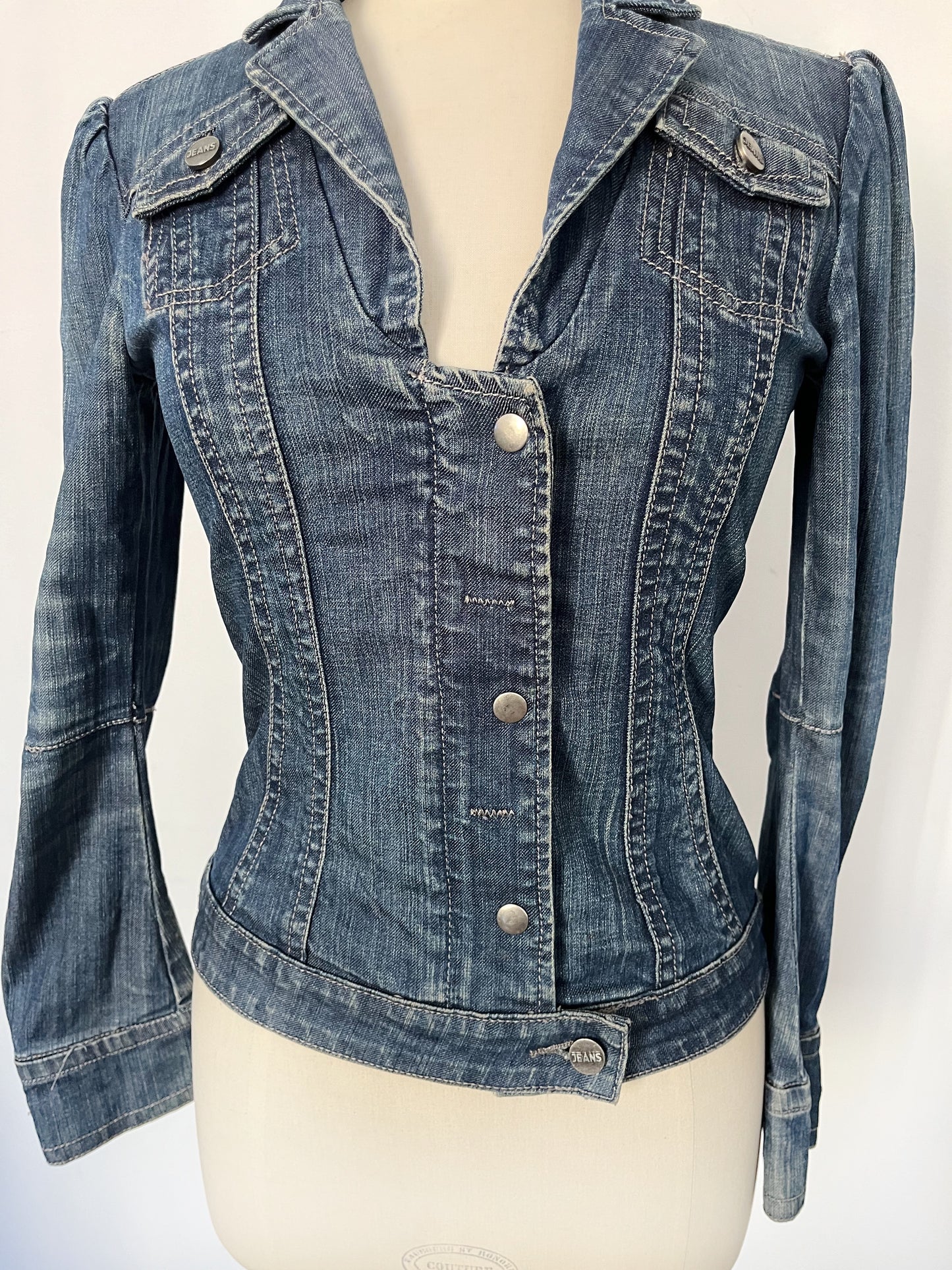Veste en jean vintage cintrée à épaules bouffantes – Taille 38