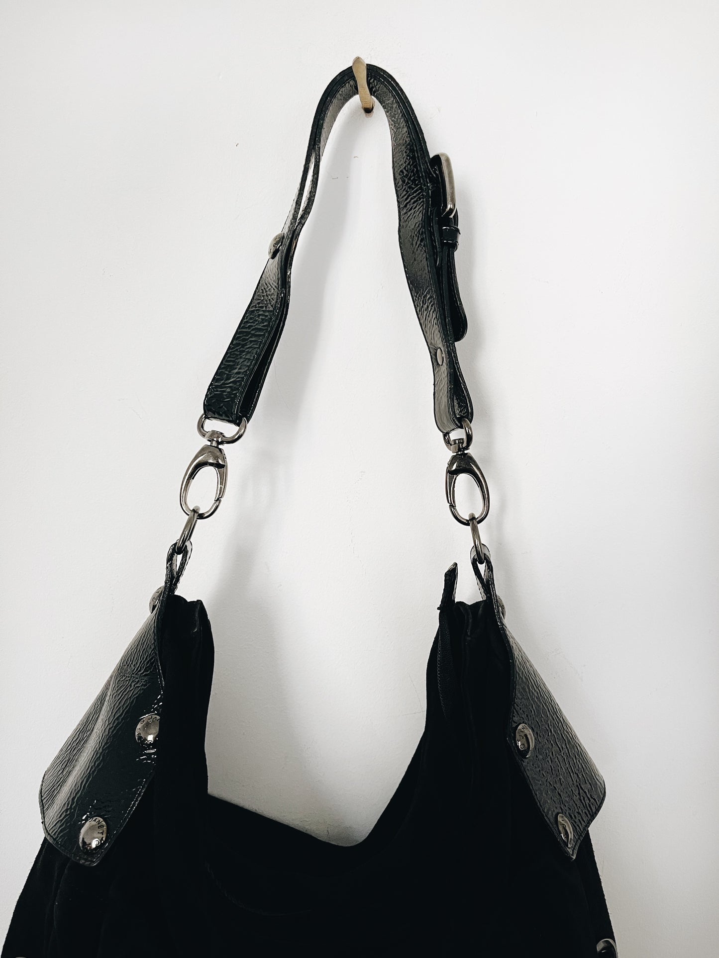 Sac à main demi-lune en cuir daim noir & cuir vernis