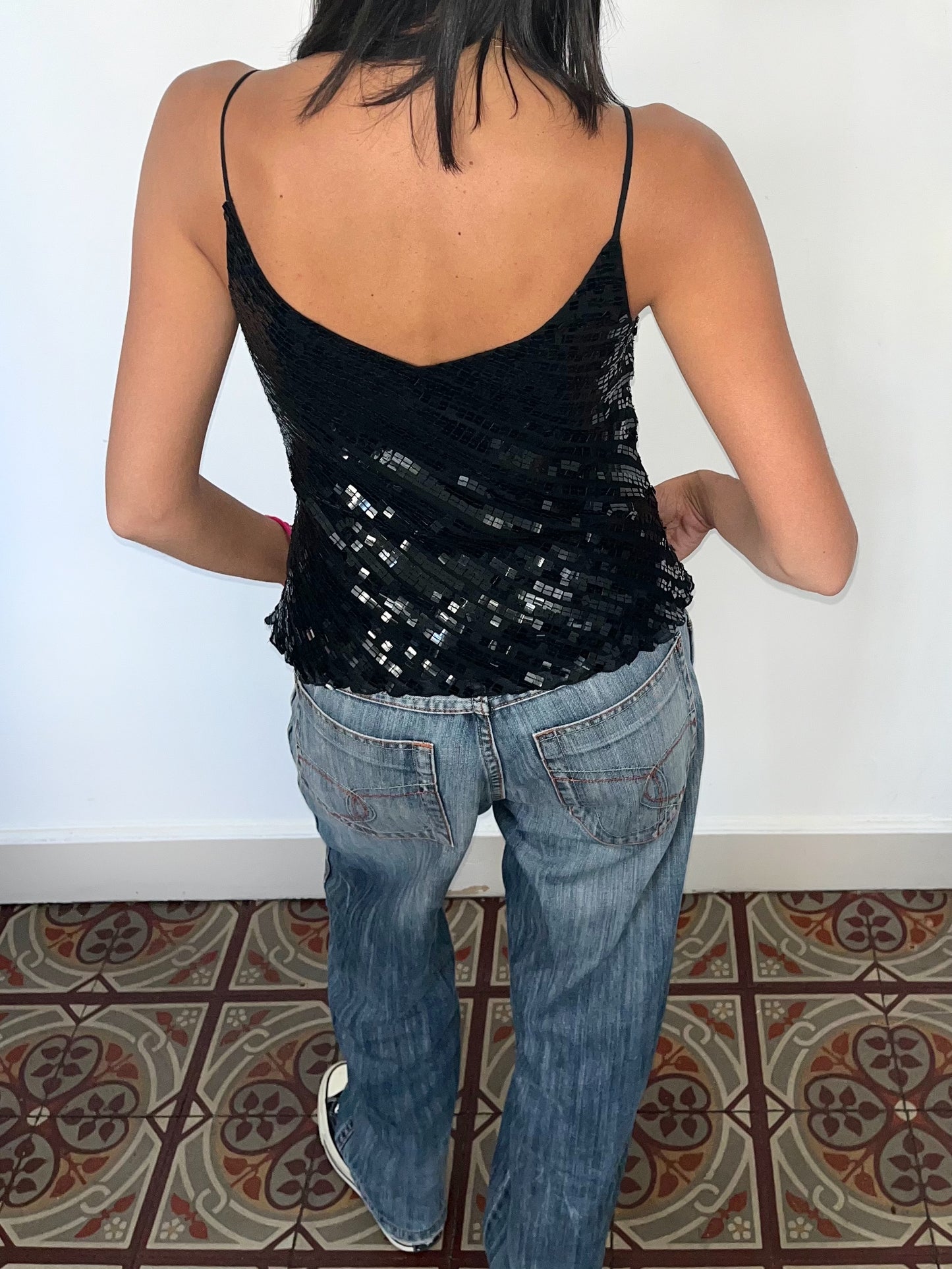 Top vintage noir à fines bretelles 100% soie, broderies perlées et sequins – Taille 38/40