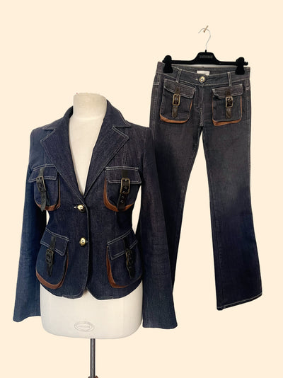 Ensemble tailleur en jean – Veste cintrée & pantalon bootcut, détails cuir & daim