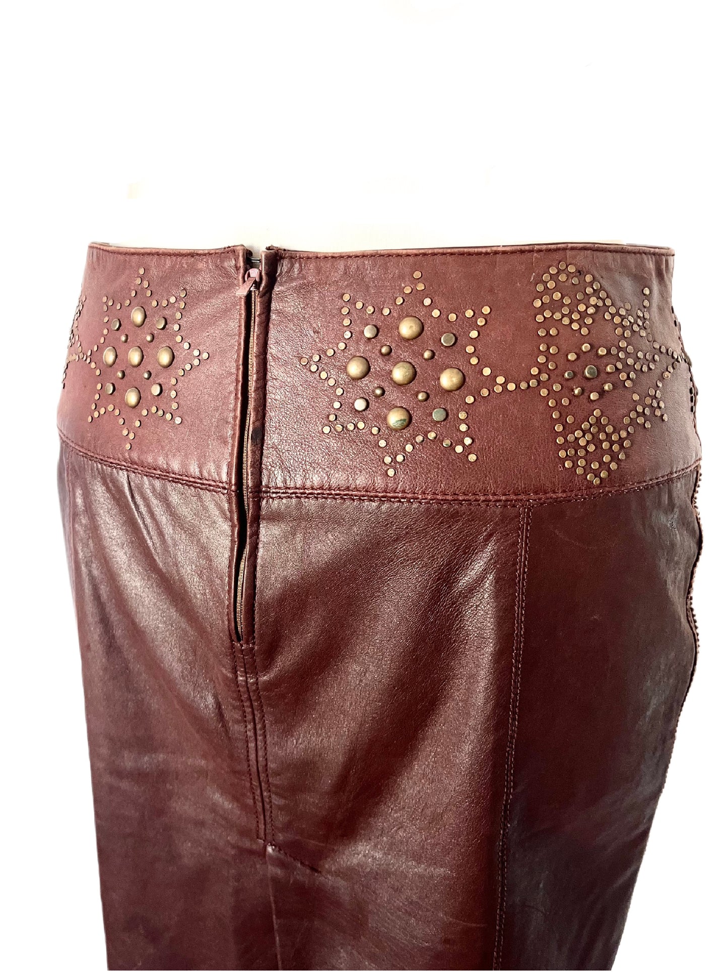 JUPE VINTAGE EN CUIR CLOUTÉE — (MADE IN ITALY) — TAILLE 42 IT 38/40 (M) FR