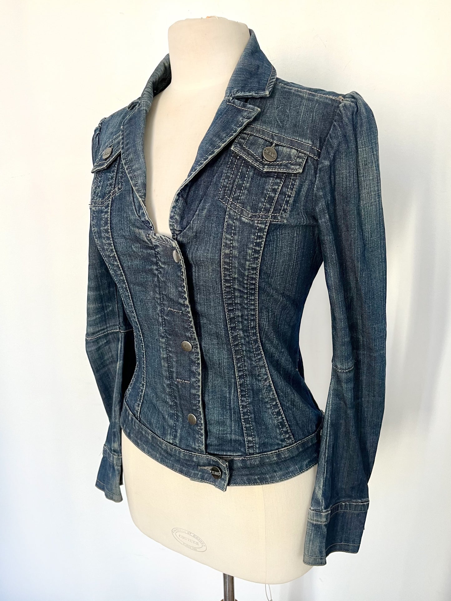 Veste en jean vintage cintrée à épaules bouffantes – Taille 38