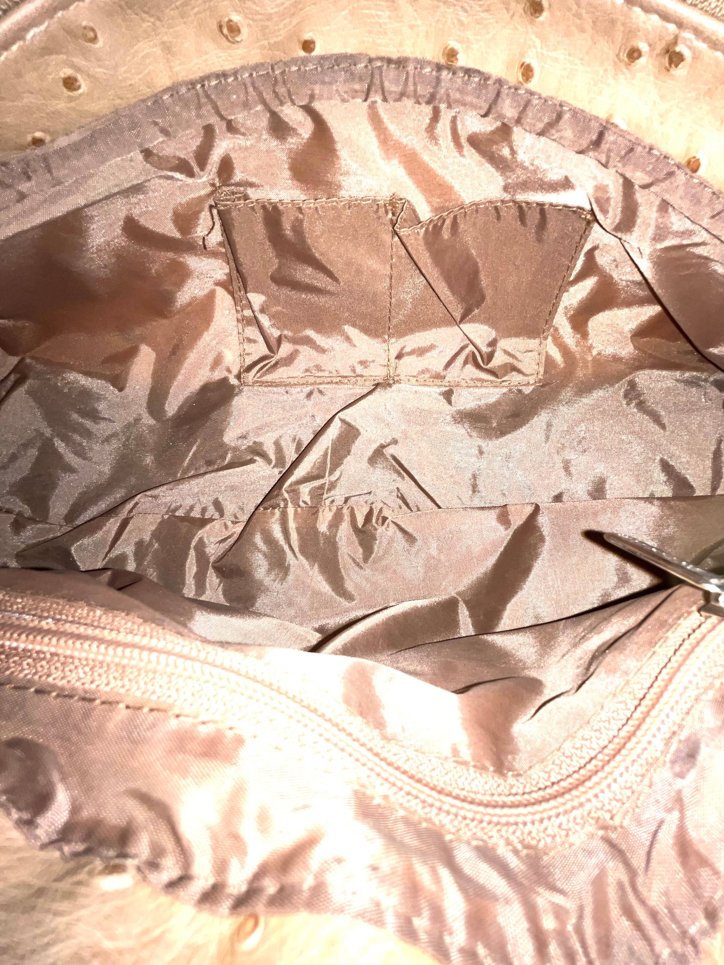 SAC BAGUETTE VINTAGE EFFET CUIR D’AUTRUCHE — DÉTAILS RIVETS ARGENTÉS — FORMAT MÉDIUM