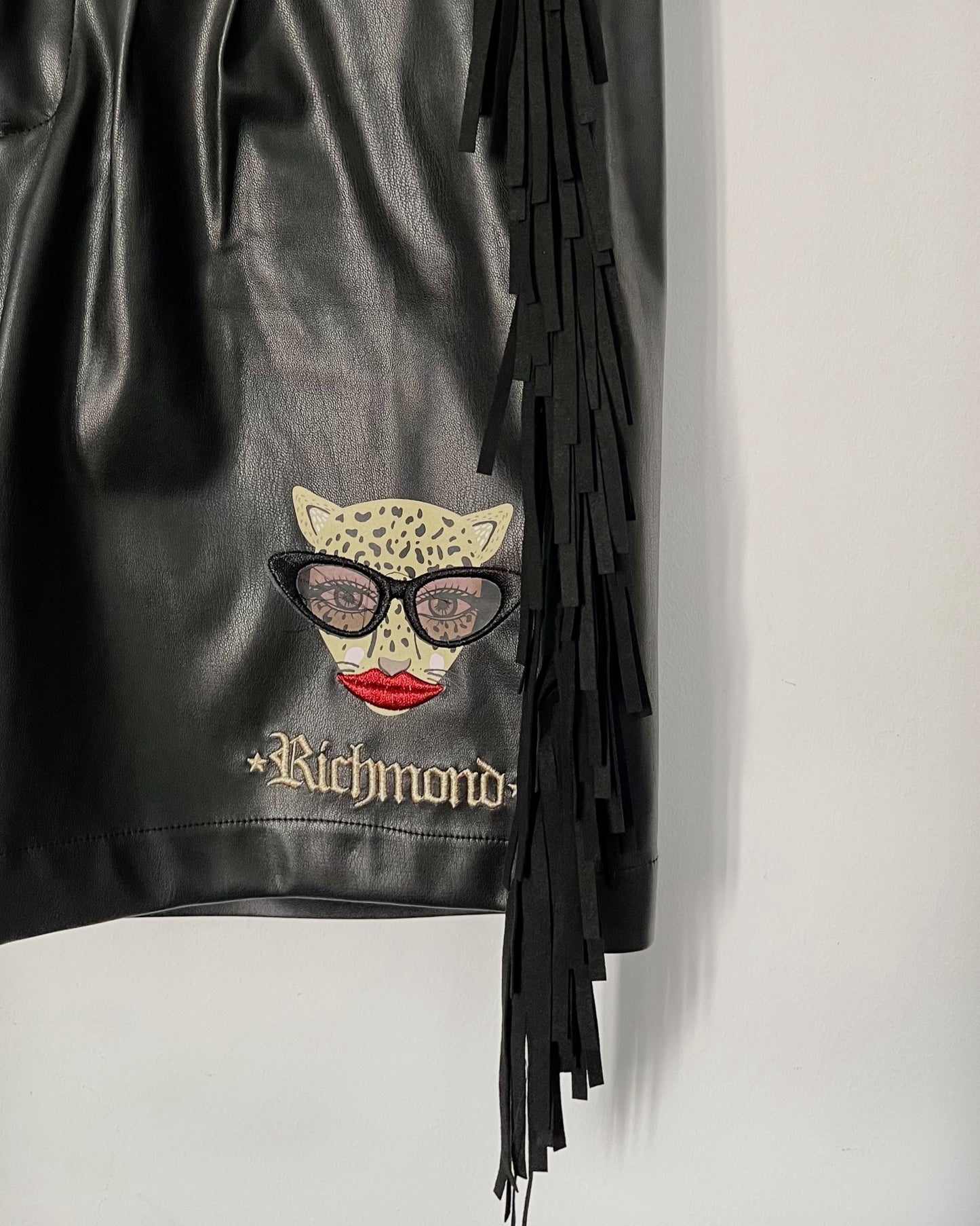 Short / Bermuda vintage Richmond — Similicuir & Franges — (neuf avec étiquette) — taille 36