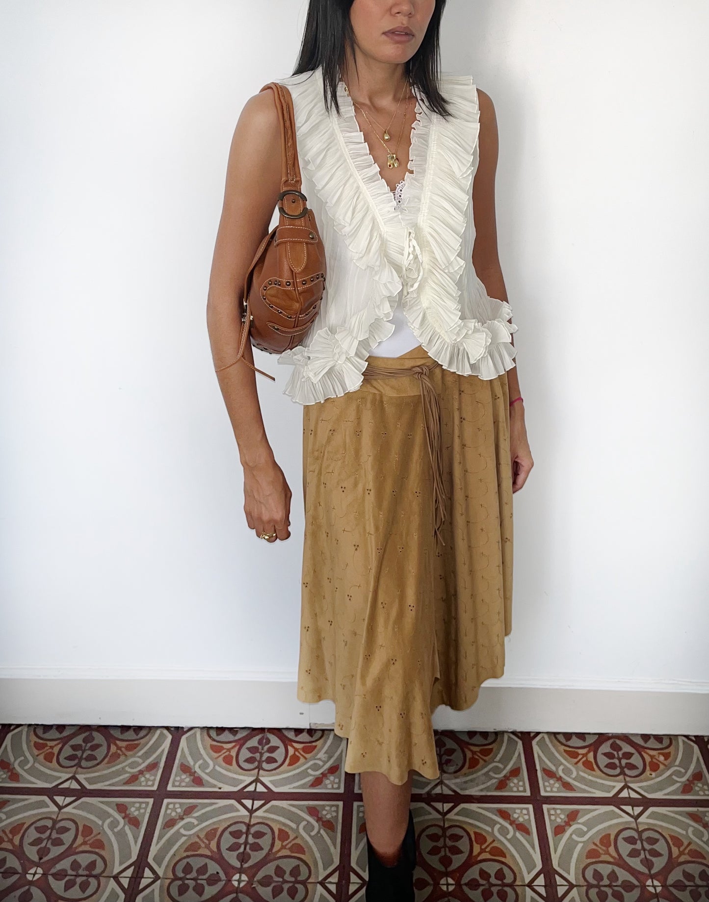 Jupe vintage asymétrique camel en matière peau de pêche – Taille 40