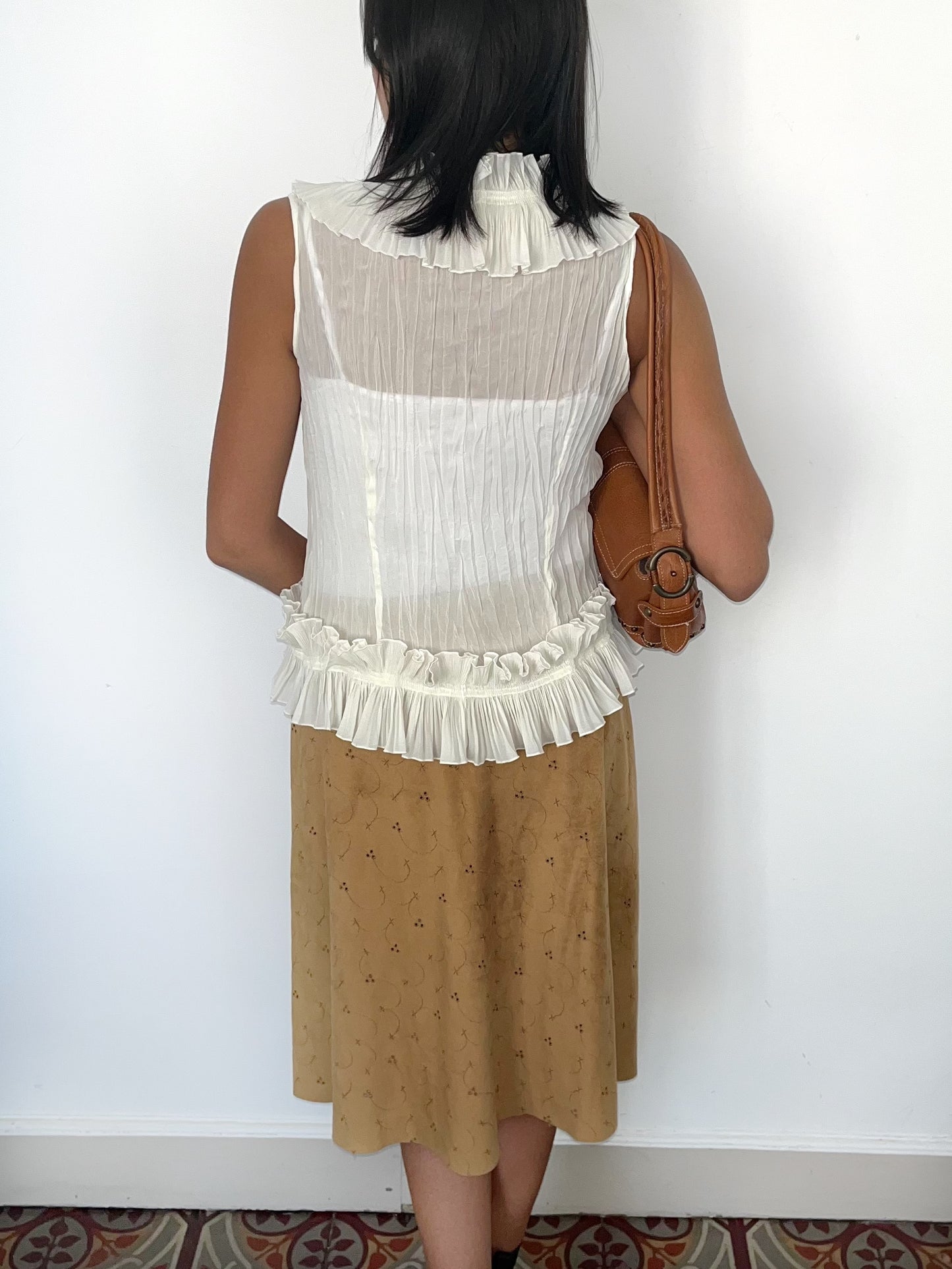 Jupe vintage asymétrique camel en matière peau de pêche – Taille 40