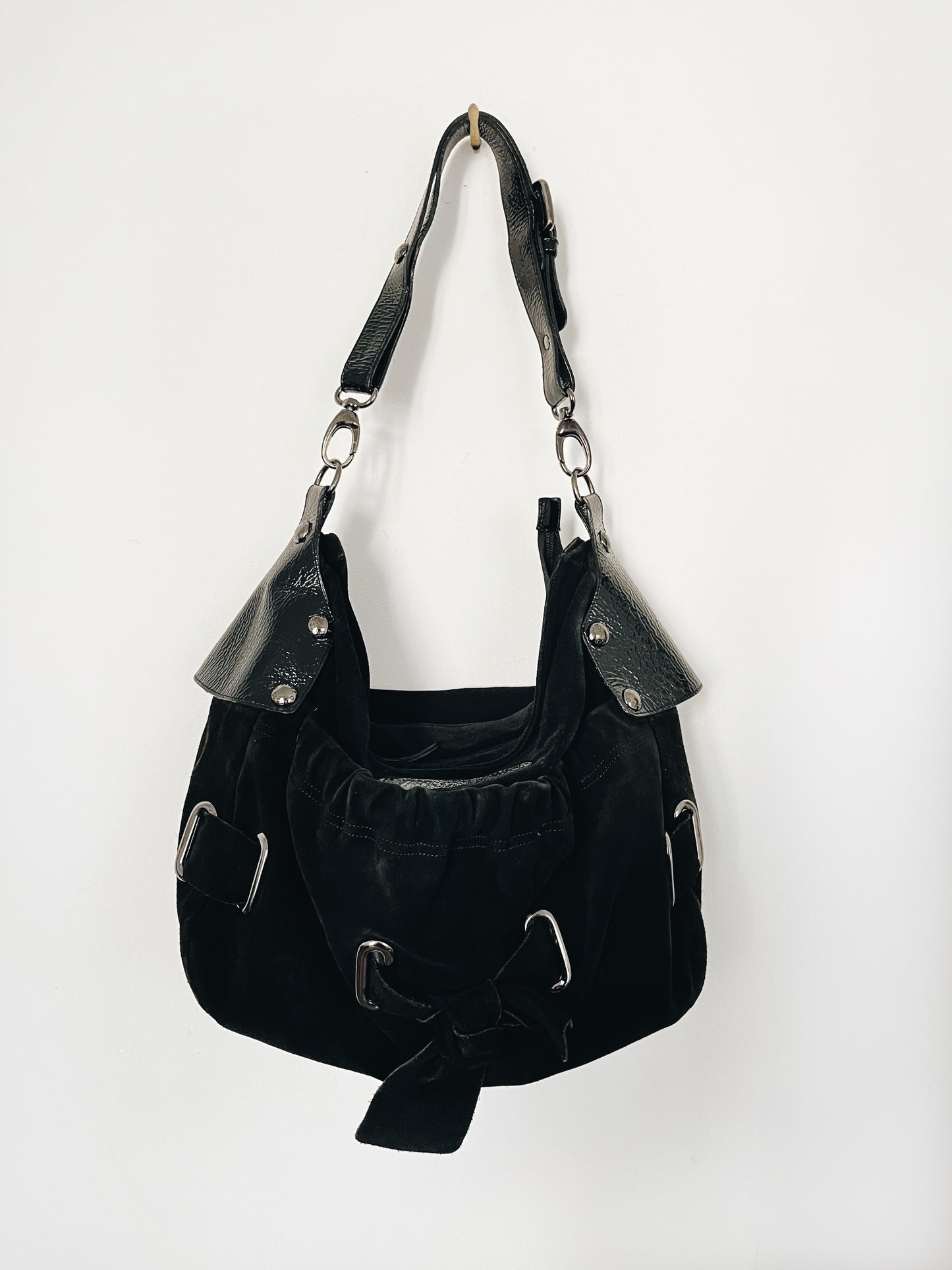 Sac à main demi-lune en cuir daim noir & cuir vernis