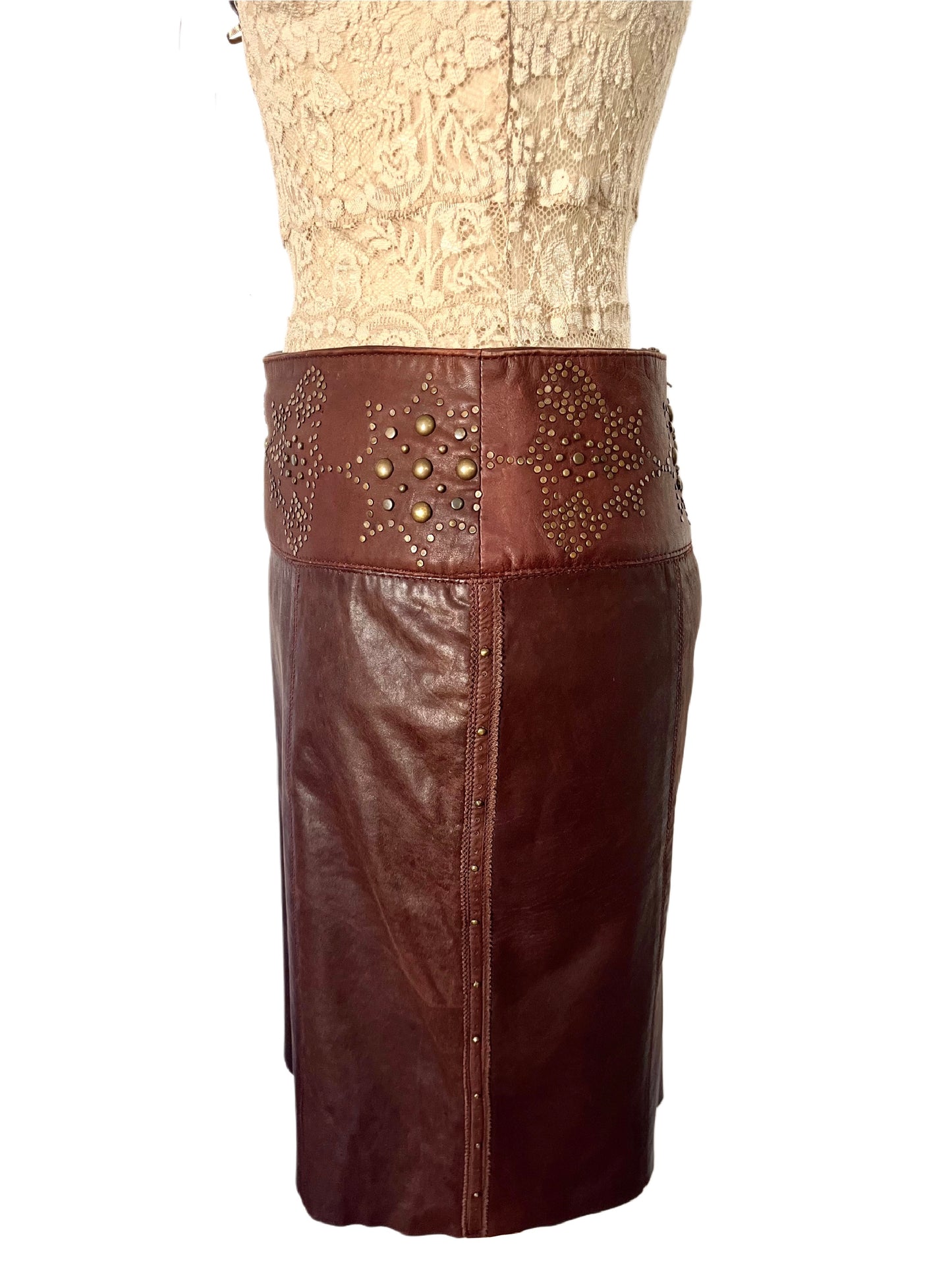 JUPE VINTAGE EN CUIR CLOUTÉE — (MADE IN ITALY) — TAILLE 42 IT 38/40 (M) FR