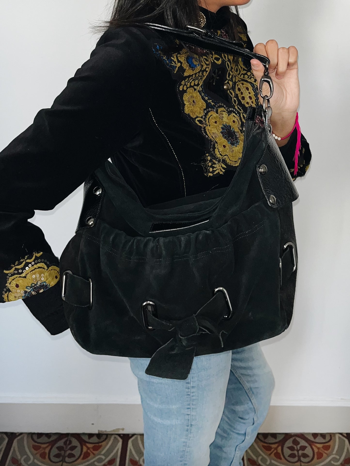 Sac à main demi-lune en cuir daim noir & cuir vernis