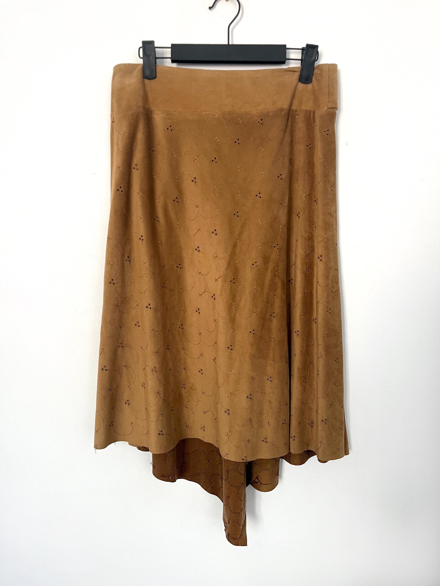 Jupe vintage asymétrique camel en matière peau de pêche – Taille 40
