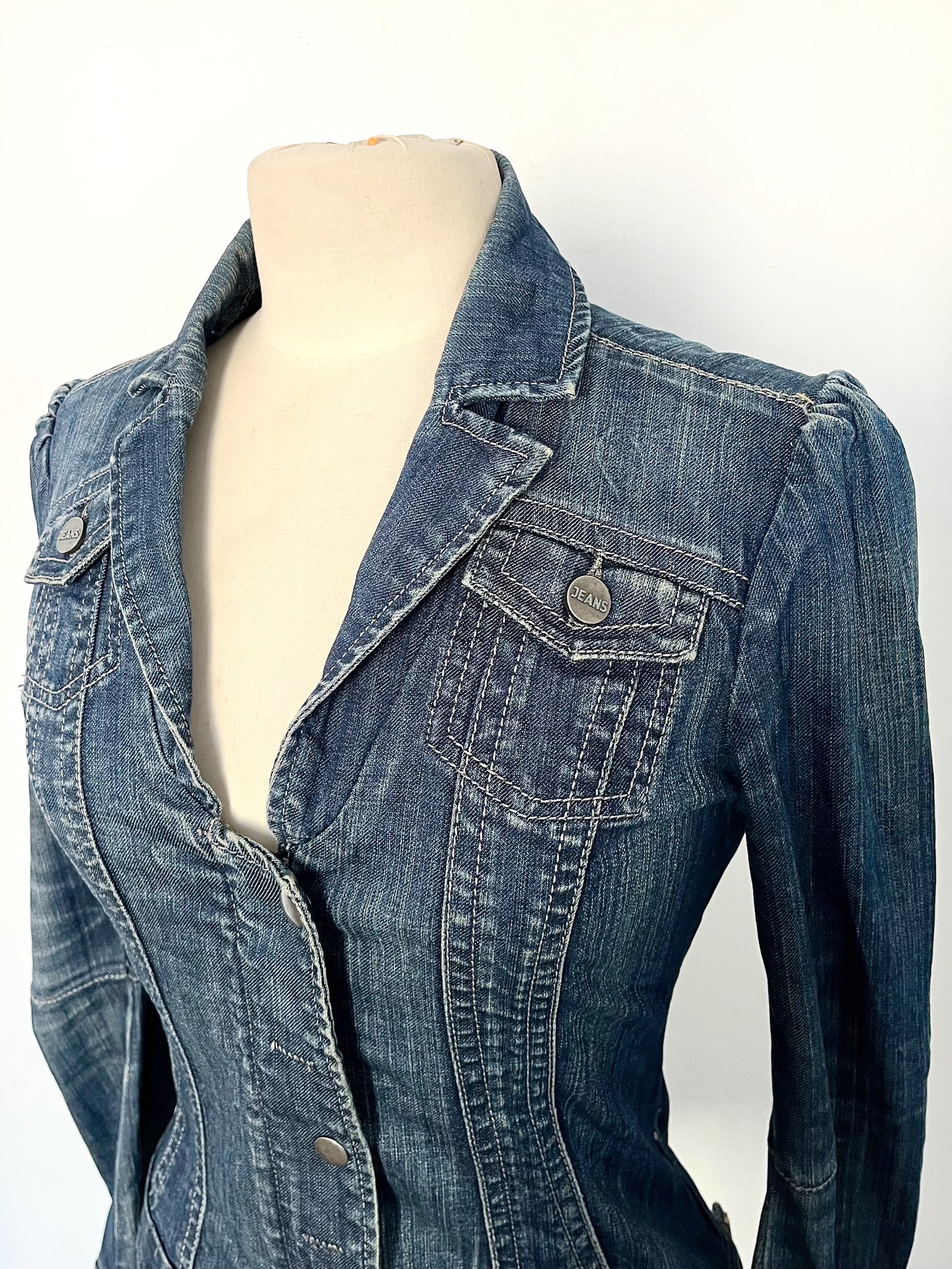 Veste en jean vintage cintrée à épaules bouffantes – Taille 38