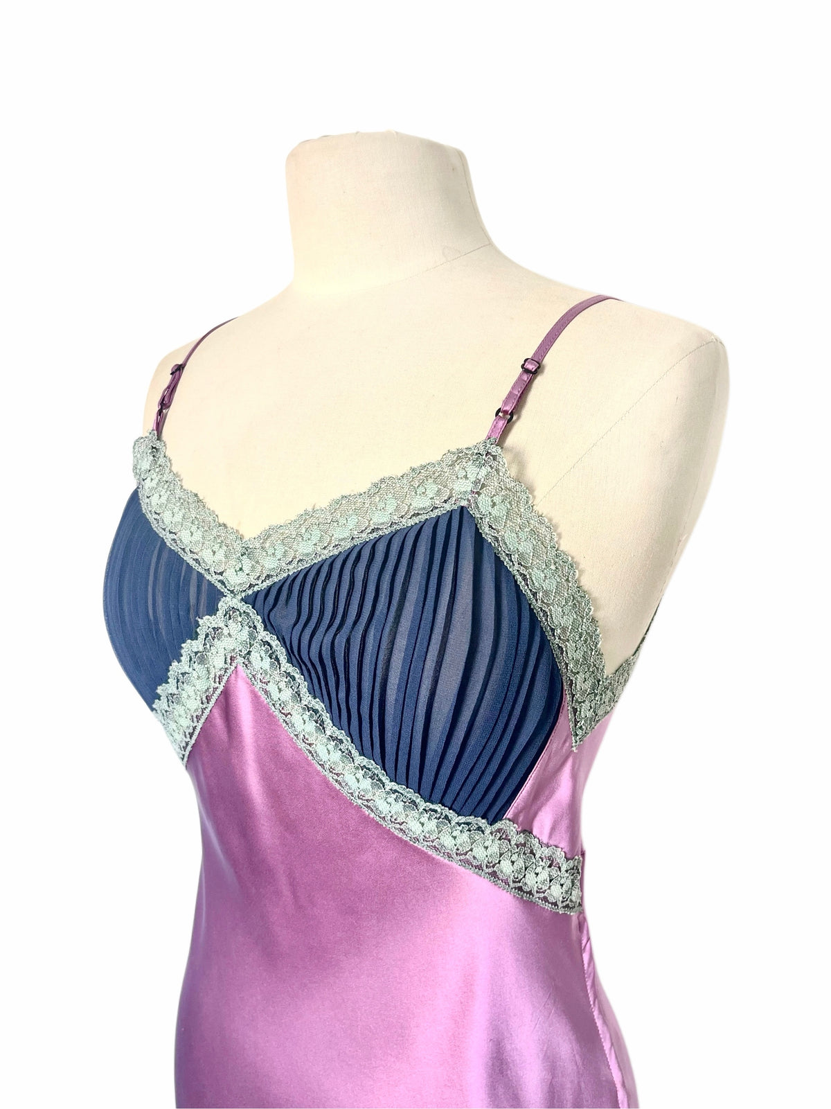 Robe Midi Style Nuisette Satin Violet Parme & Voile Plissé Bleu Marine — Dentelle Vert d'Eau — T. 38