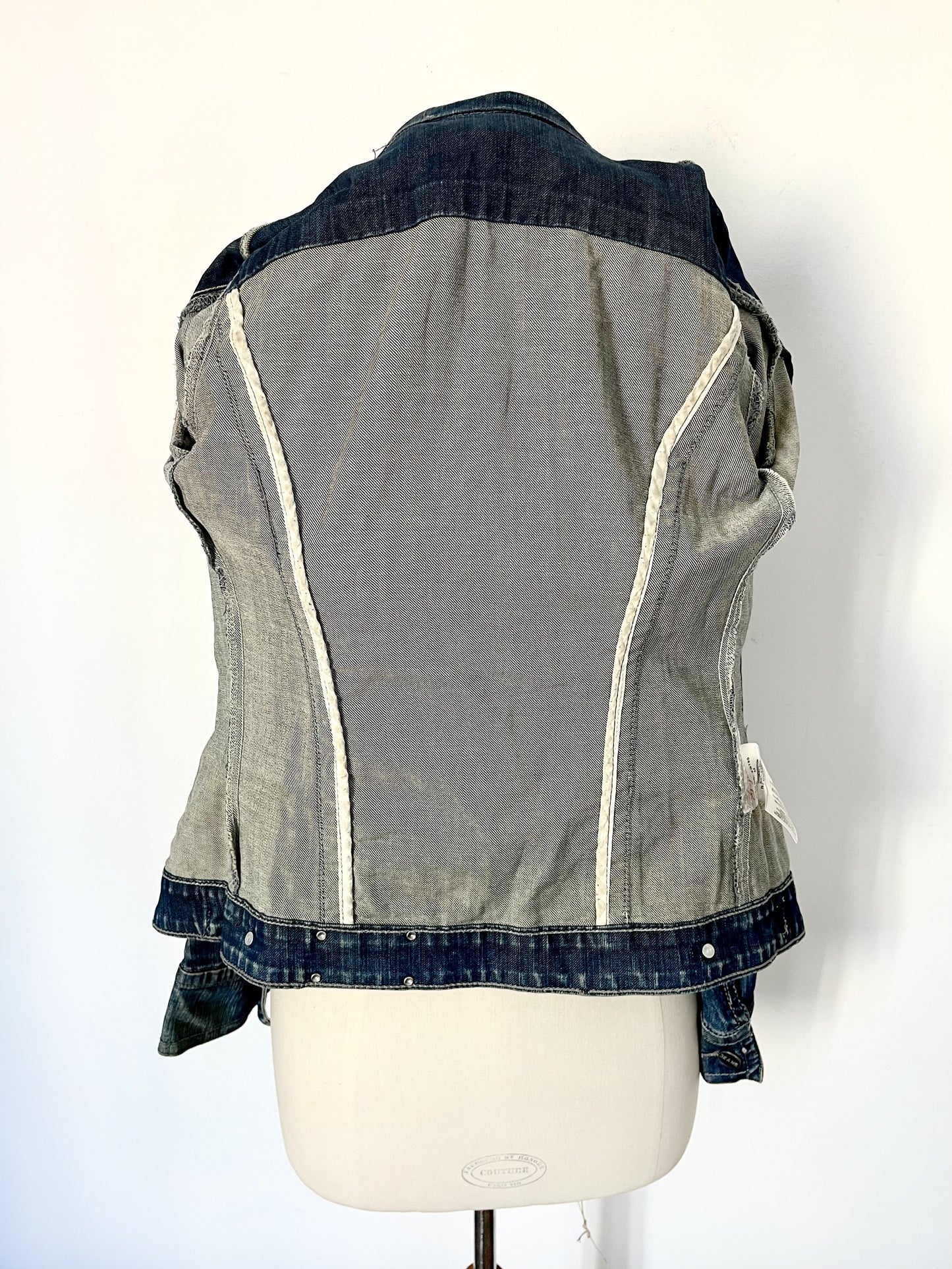 Veste en jean vintage cintrée à épaules bouffantes – Taille 38