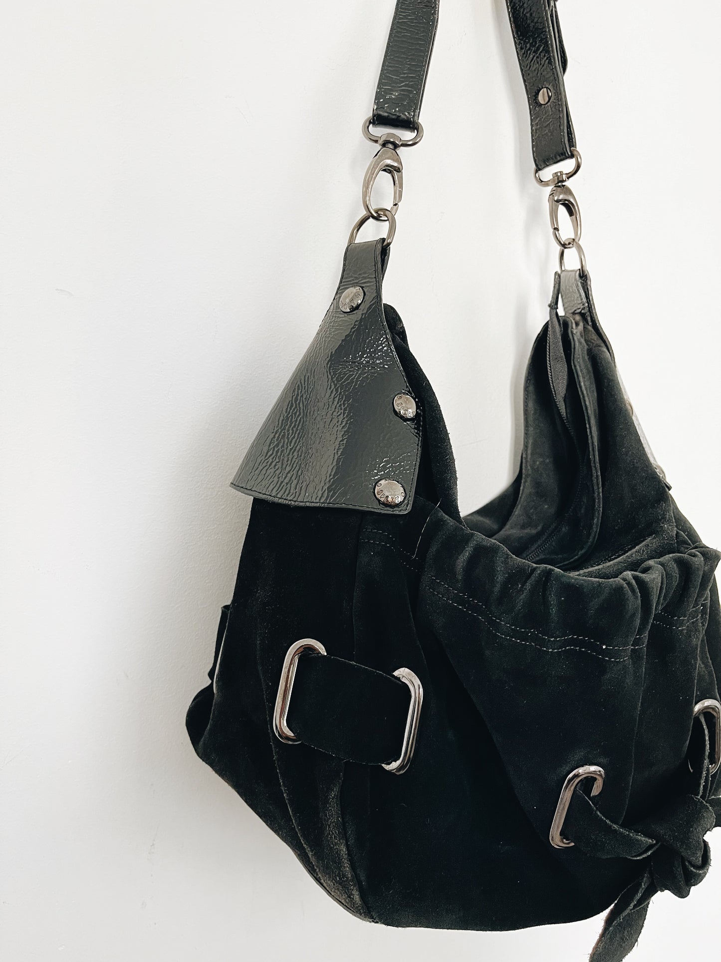 Sac à main demi-lune en cuir daim noir & cuir vernis