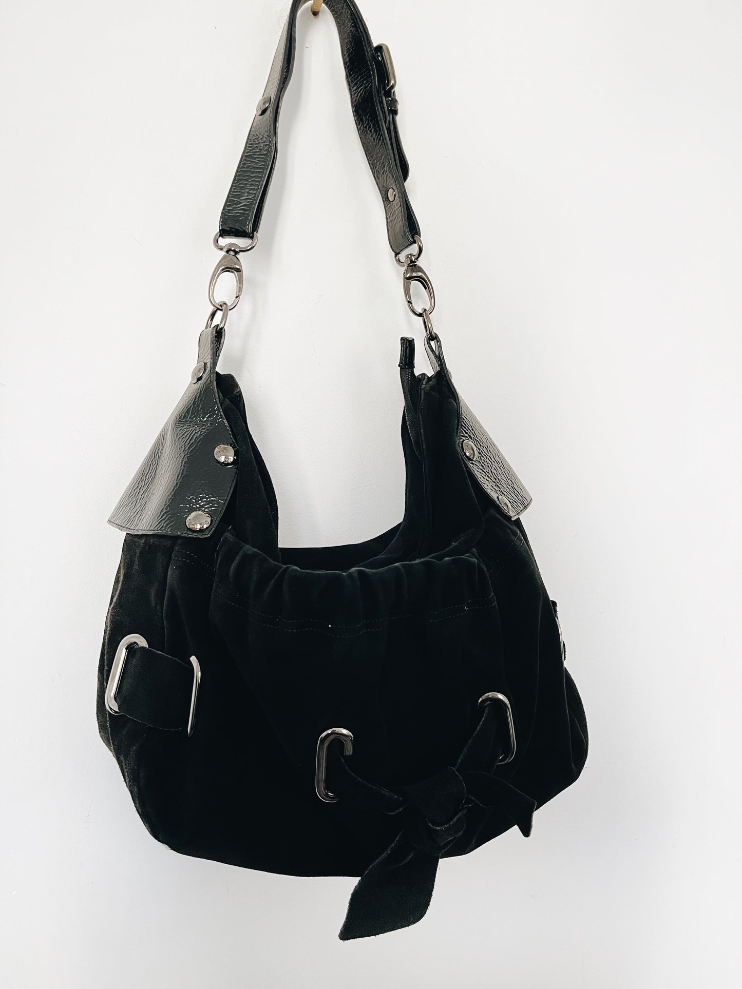 Sac à main demi-lune en cuir daim noir & cuir vernis