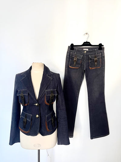 Ensemble tailleur en jean – Veste cintrée & pantalon bootcut, détails cuir & daim