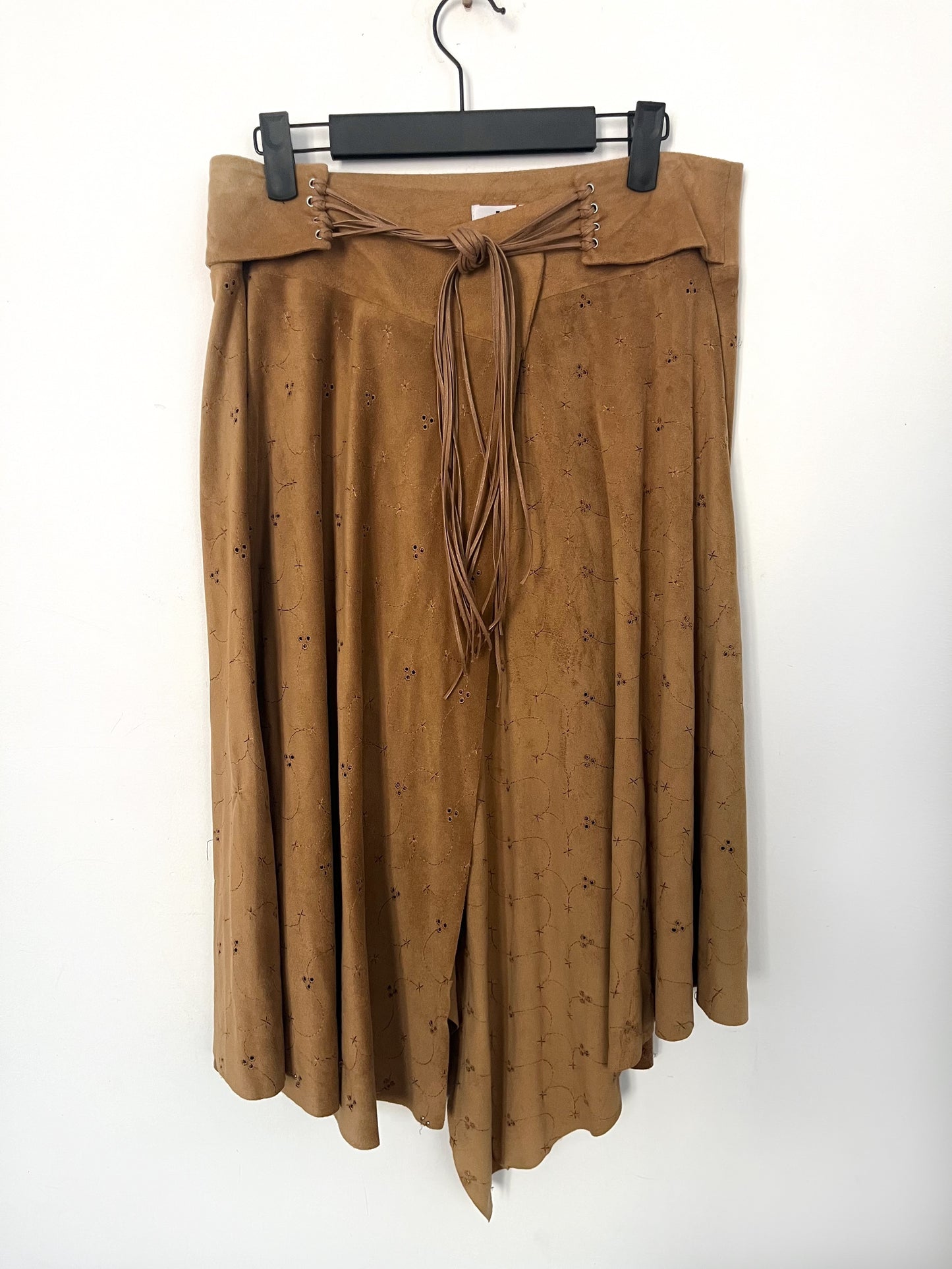 Jupe vintage asymétrique camel en matière peau de pêche – Taille 40