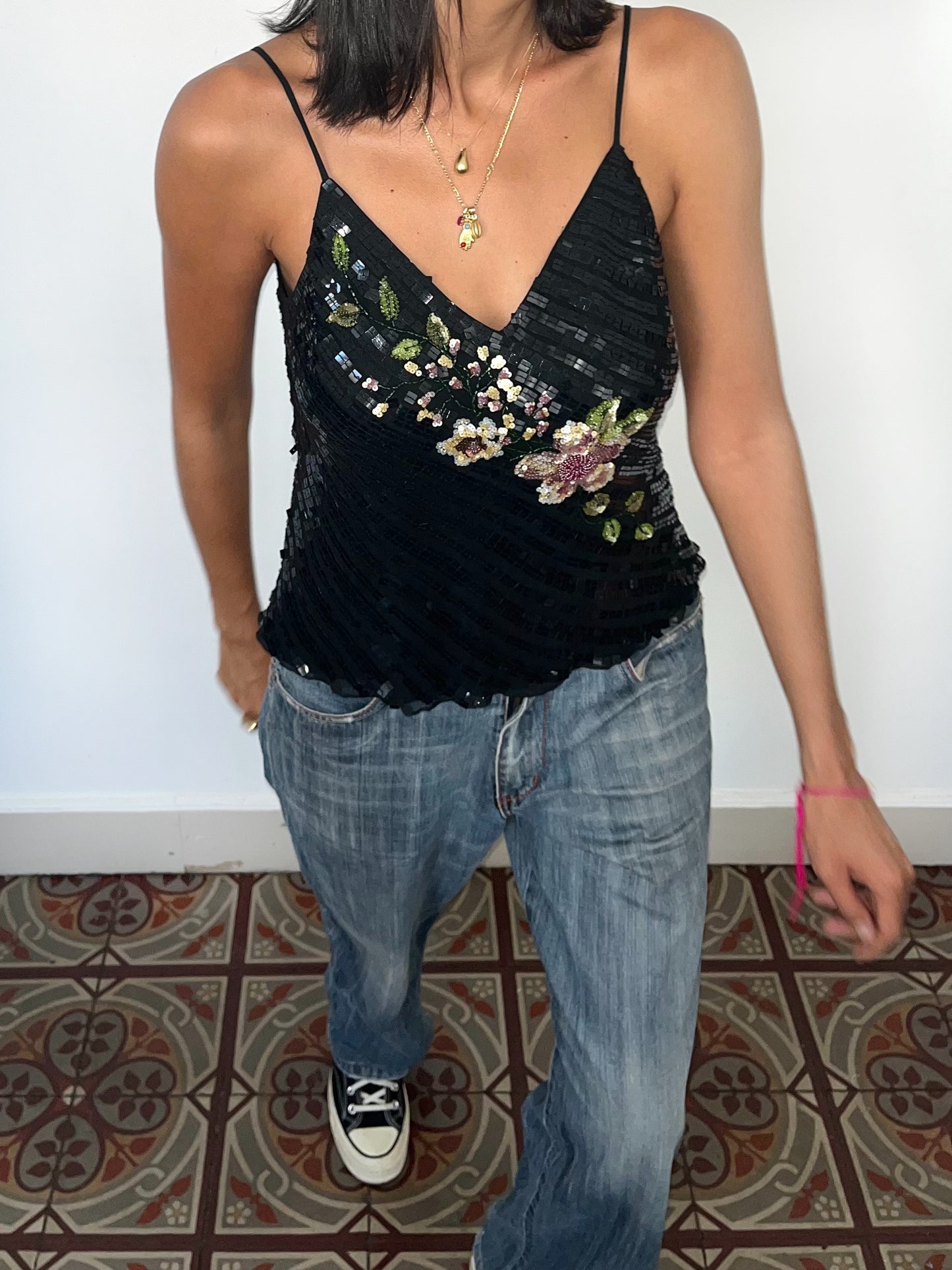 Top vintage noir à fines bretelles 100% soie, broderies perlées et sequins – Taille 38/40