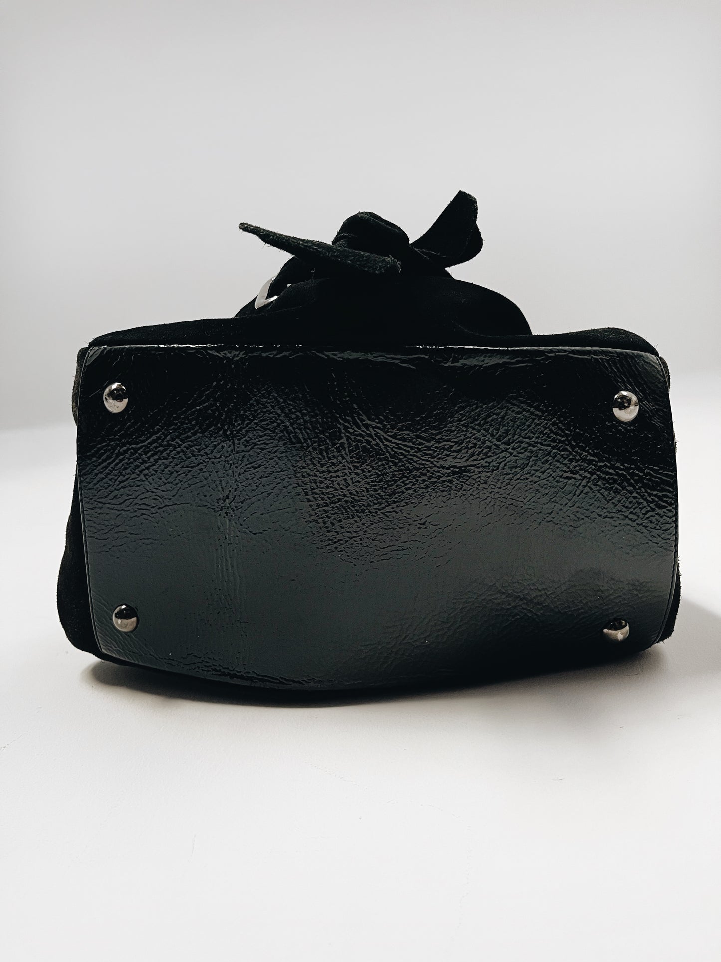 Sac à main demi-lune en cuir daim noir & cuir vernis