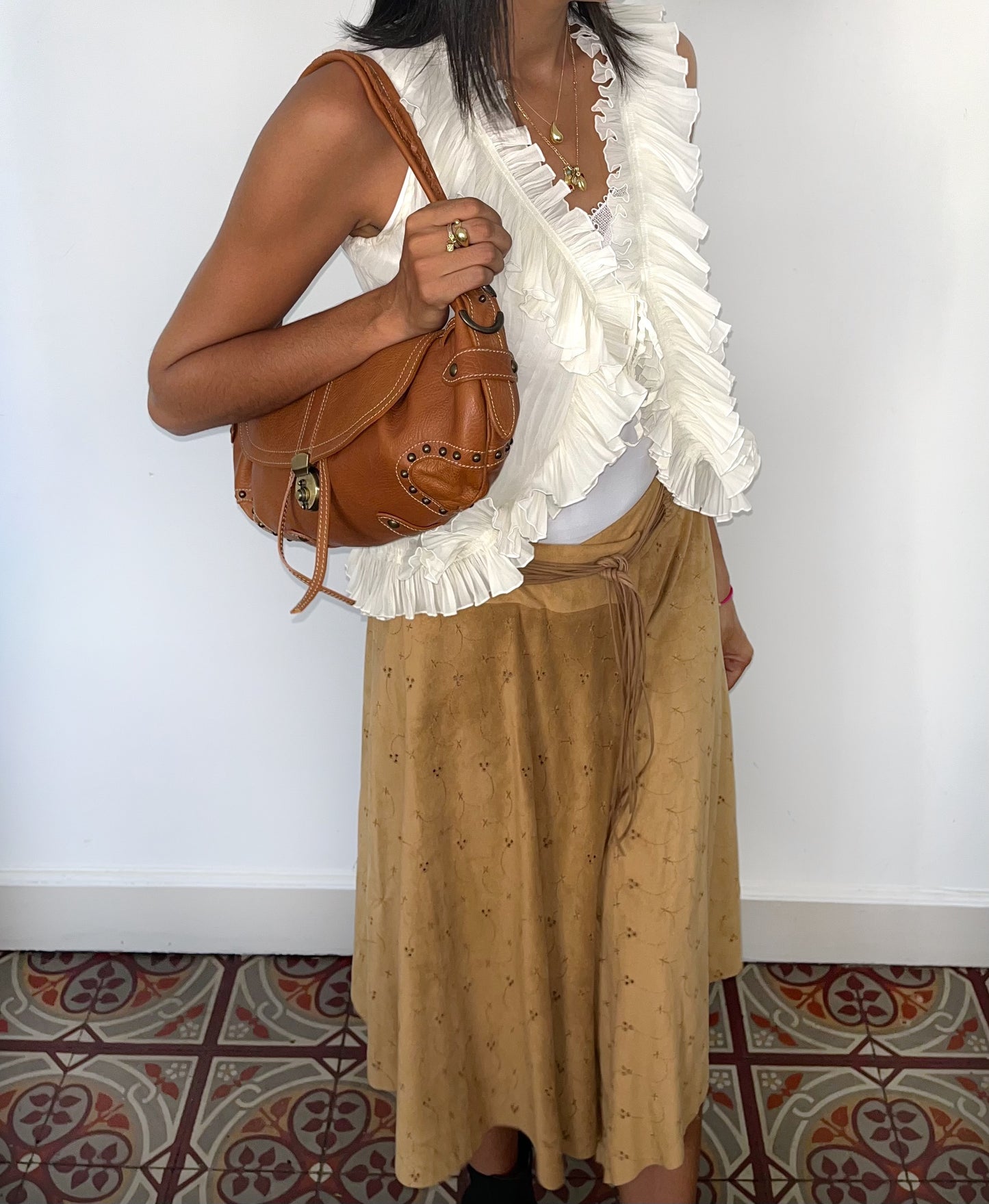 Jupe vintage asymétrique camel en matière peau de pêche – Taille 40