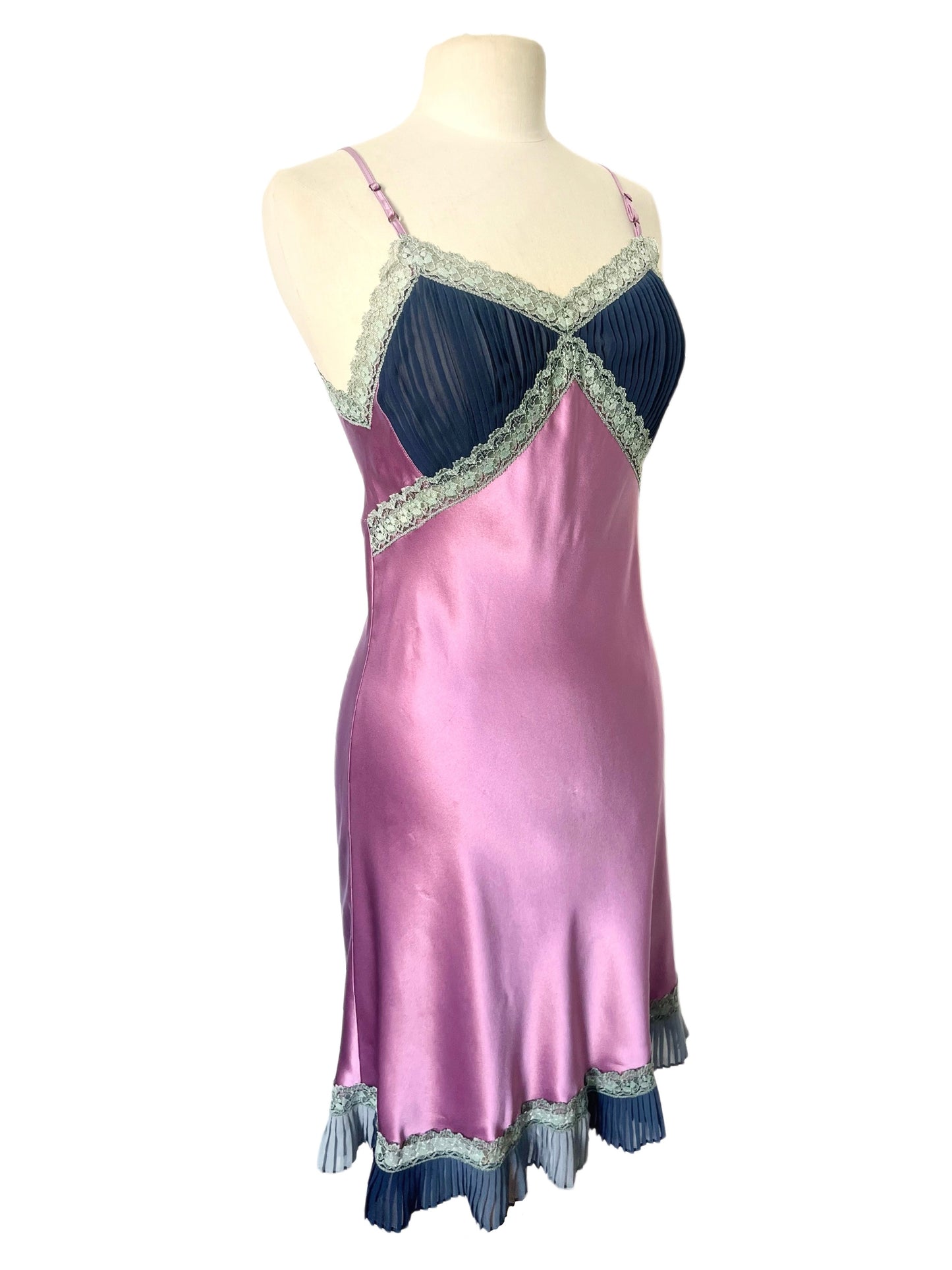 Robe Midi Style Nuisette Satin Violet Parme & Voile Plissé Bleu Marine — Dentelle Vert d'Eau — T. 38