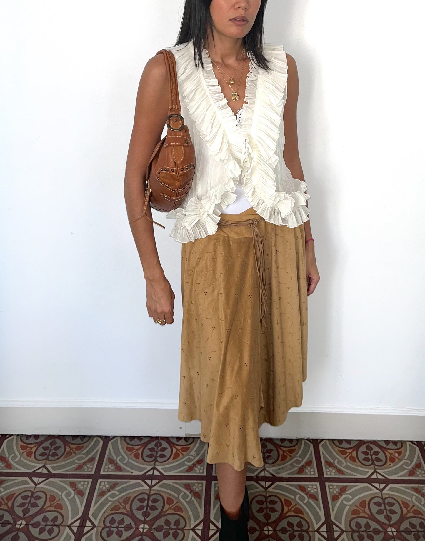 Jupe vintage asymétrique camel en matière peau de pêche – Taille 40