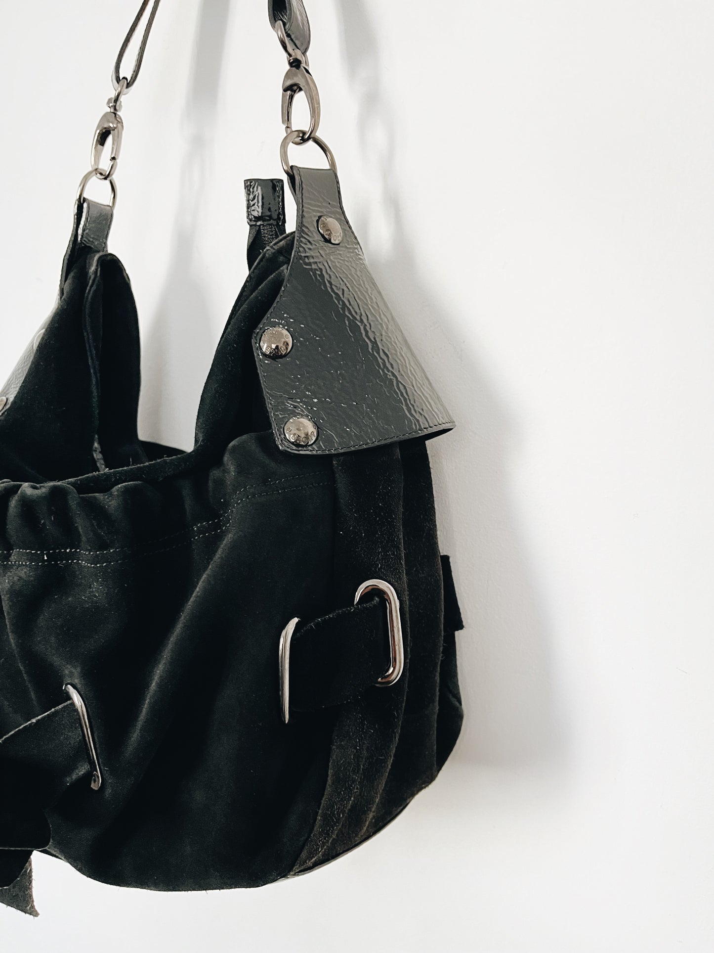 Sac à main demi-lune en cuir daim noir & cuir vernis