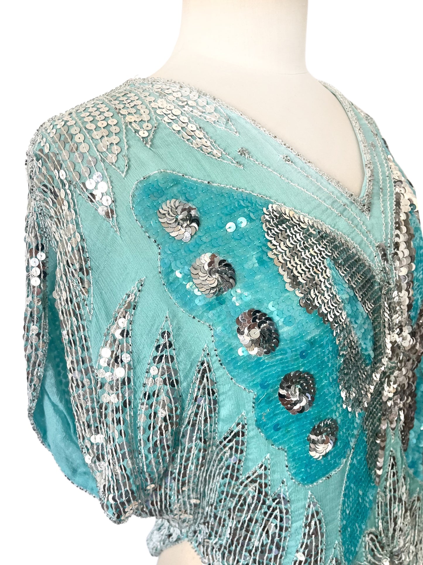 Top Vintage Papillon en Soie Turquoise & Sequins Argentés — taille 38 — Y2K / Glamour / Pièce de Fête