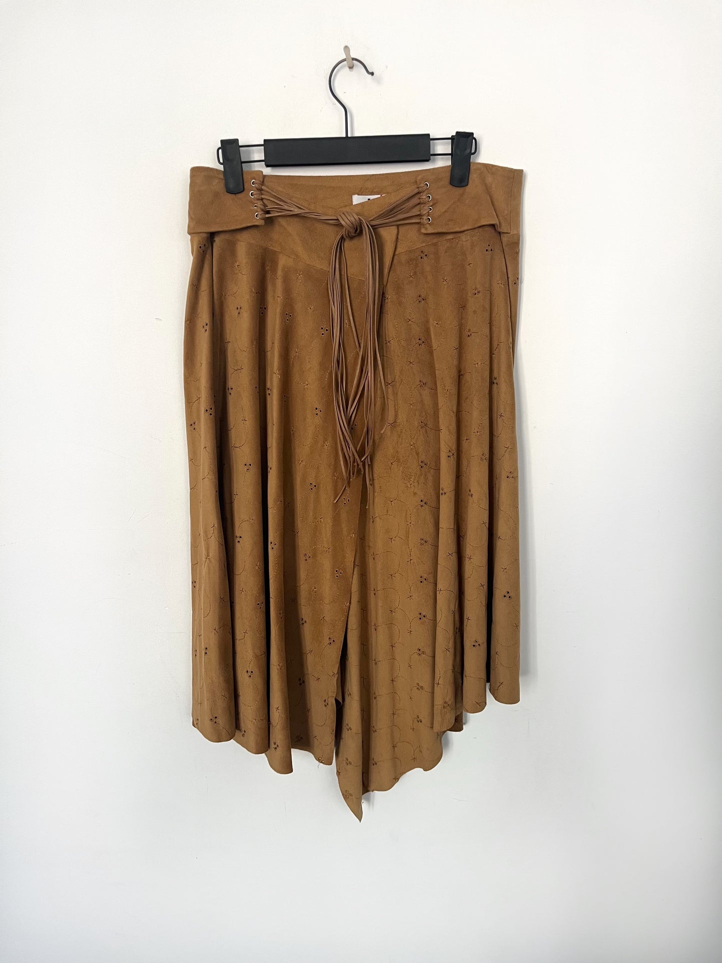 Jupe vintage asymétrique camel en matière peau de pêche – Taille 40