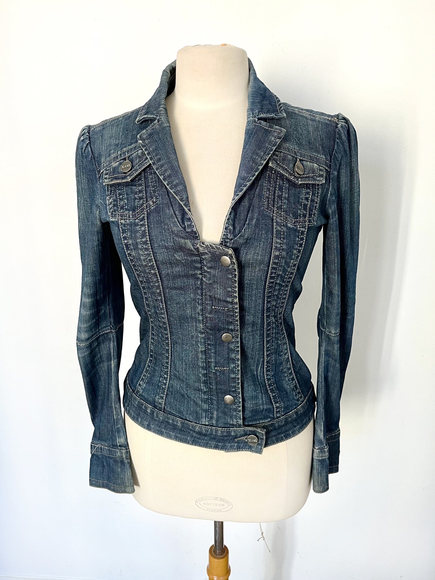 Veste en jean vintage cintrée à épaules bouffantes – Taille 38