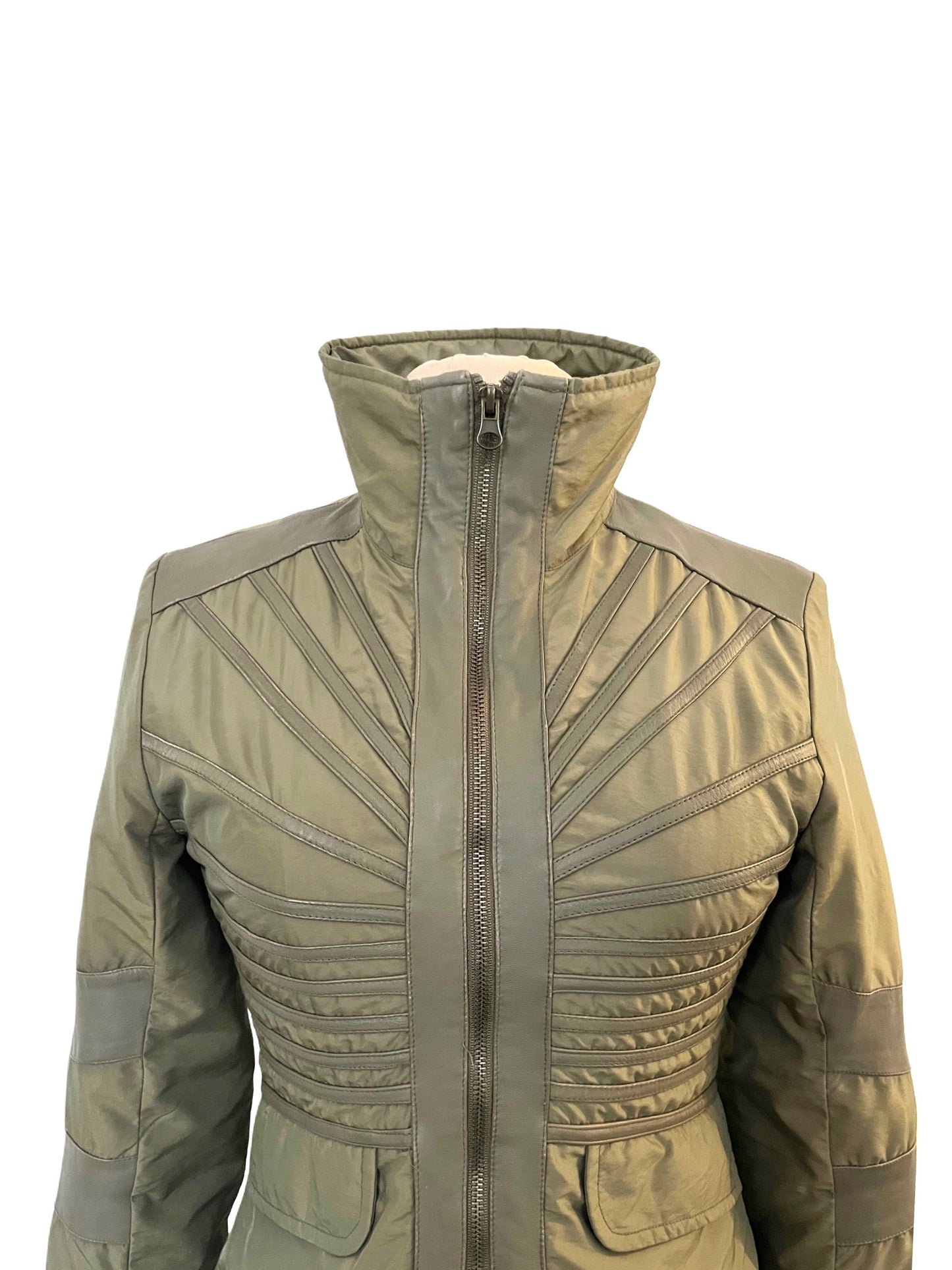 Veste cintrée technique kaki style futuriste / sport chic - Taille 36