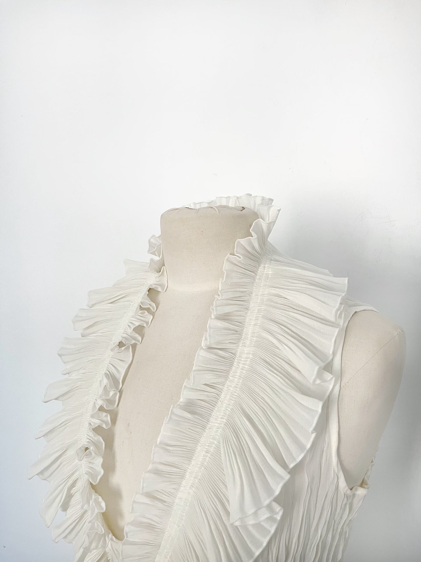 Top vintage fluide sans manches à volants écru – Taille M