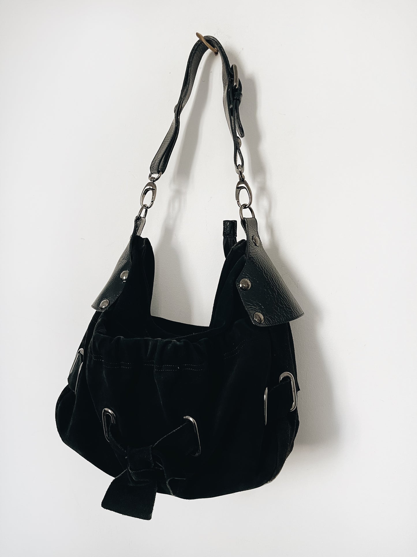 Sac à main demi-lune en cuir daim noir & cuir vernis